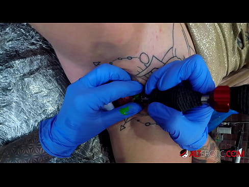 ❤️ Extremt tatuerade snyggingen Sully Savage fick en tatuering på sin klitoris ❤ Sluts at us ❌